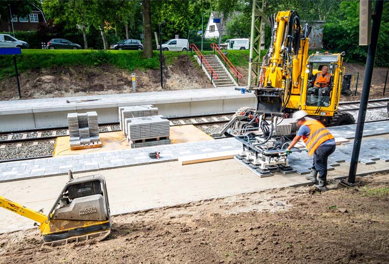 Machinaal bestraten perron | circulaire bestrating | buitendienststelling | prorail | van ooijen gouda | perrons | railinfra